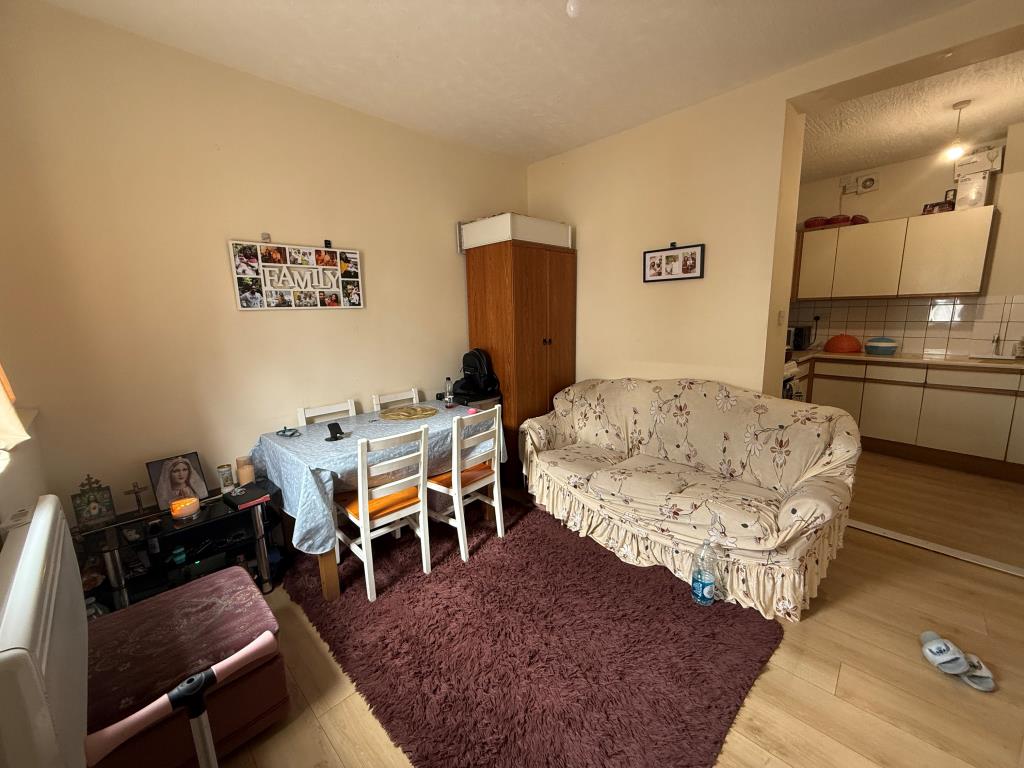 Lot: 145 - BLOCK OF THREE FLATS FOR INVESTMENT - Living room Flat B